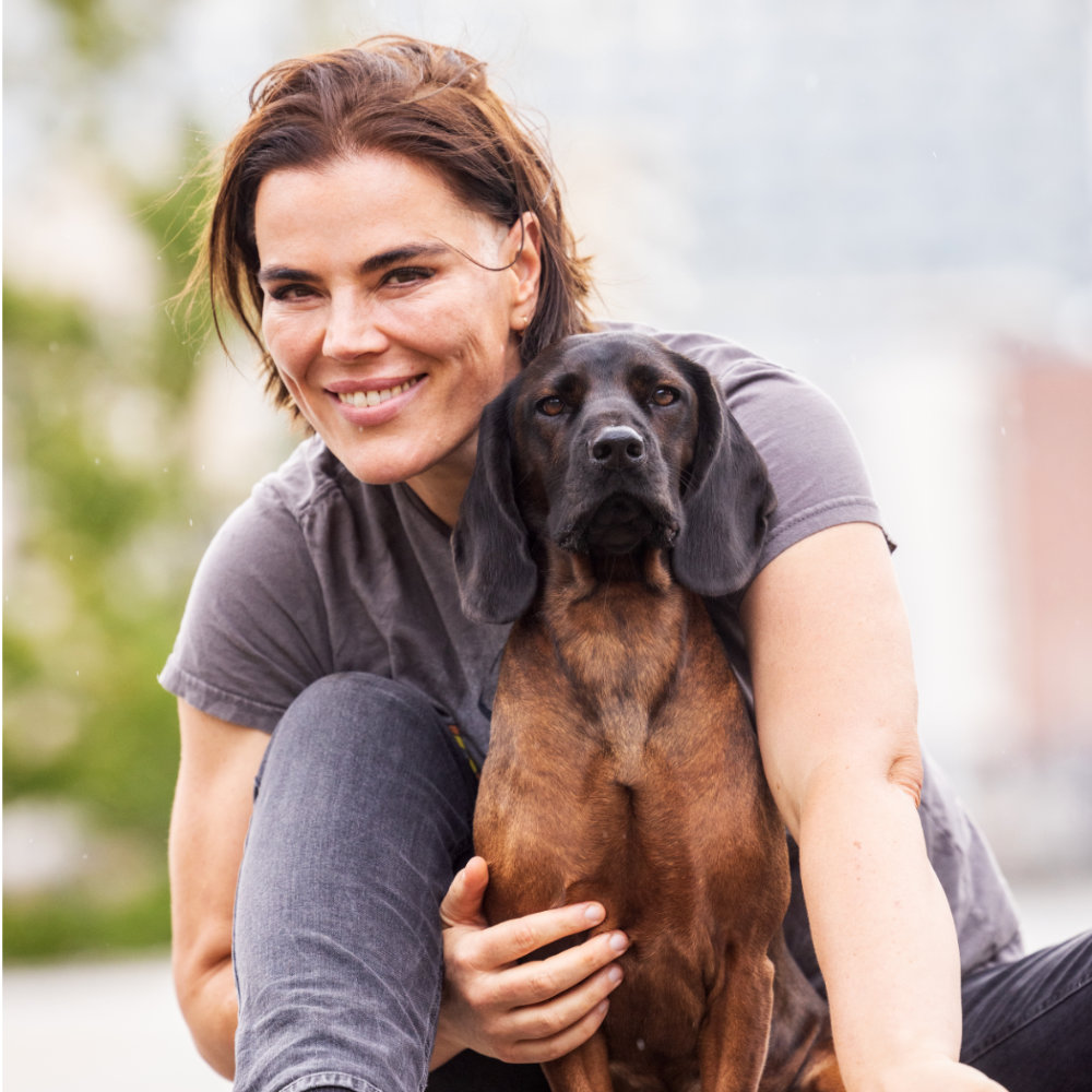 Maren sitzt mit Schnipsel und hält sie